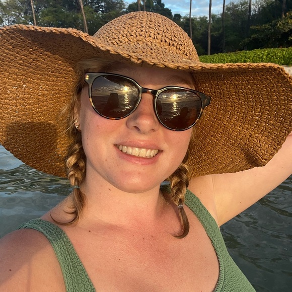 Meet your Posher, April - Picture 2 of 3